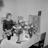 Rumsinteriör, en kvinna.
Plutt på 40-årsdagen.