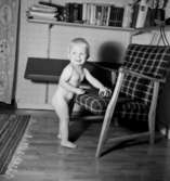 Rumsinteriör, en liten pojke.Åke Andersson