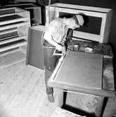 Carlsfors (Karlsfors) snickerifabrik, interiör, en man.
Gustafsson & Görtz (beställare ?).