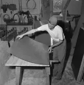 Carlsfors (Karlsfors) snickerifabrik, interiör, en man.
Gustafsson & Görtz (beställare ?).