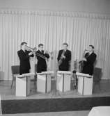 Holmströms orkester, fyra män med musikinstrument.