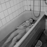 Två pojkar i badkaret.
Hasse och Patrik.