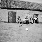 Familjegrupp framför huset.