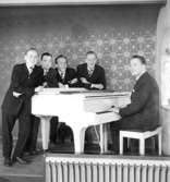 Bengas kvintett, fem män vid pianot.