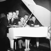 Stährings orkester, sex män vid pianot.