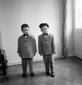 Två pojkar.
Kläder från Ingmars.