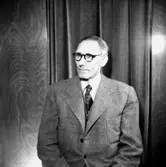 En man.Kläder från Jörnstedts herrekipering.