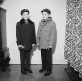 Två pojkar.
Kläder från Ingmars.