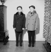 Två pojkar.
Kläder från Ingmars.