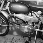 Motorcykel Husqvarna med ljuddämpare.
Allmotor AB.