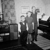 Rumsinteriör, tre barn.Anhammer