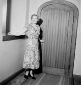 Rumsinteriör, en kvinna vid dörren.Bertil Sehlin (beställare).