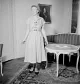 Rumsinteriör, en kvinna.Bertil Sehlin (beställare).