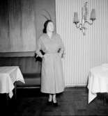 Rumsinteriör, en kvinna.Bertil Sehlin (beställare).