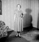 Rumsinteriör, en kvinna.Bertil Sehlin (beställare).