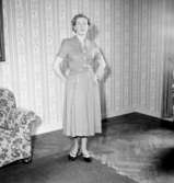 Rumsinteriör, en kvinna.Bertil Sehlin (beställare).