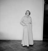 Rumsinteriör, en kvinna.Bertil Sehlin (beställare).