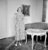 Rumsinteriör, en kvinna.Bertil Sehlin (beställare).