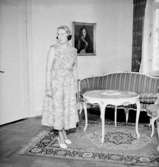 Rumsinteriör, en kvinna.Bertil Sehlin (beställare).