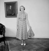 Rumsinteriör, en kvinna.Bertil Sehlin (beställare).