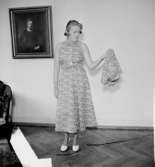 Rumsinteriör, en kvinna.Bertil Sehlin (beställare).