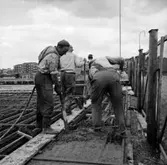 Byggnadsarbete, byggnadsarbetare.
Görtz Motor AB.