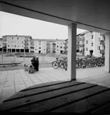 Bostadsområde. Lekande barn.
Baronbackarna, Örebro.
Arkitekt Alm
Ekholm & White