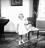 Rumsinteriör, en liten flicka.Bertil Sehlin (beställare).