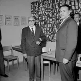 Rumsinteriör, tre män. 