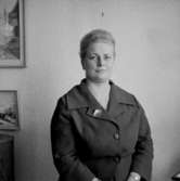 En kvinna, bröstbild.MajBilden tagen för pass.