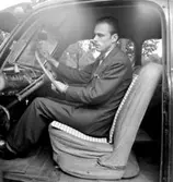 Lastbil, en man (bilsits).
Gustafsson & Görtz AB, motoravdelningen.