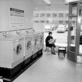 Konsum, Kemtvätt-bar, interiör, en kvinna.