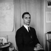 Rumsinteriör, en man.
Disponent Rönndahl