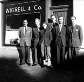 Grupp sex män, personalen.Byggnad i bakgrunden.Wigrell & Co.