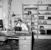 Verkstadsinteriör, en man.
Original Adhner, skrivmaskiner.