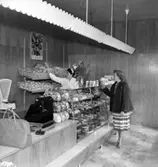 Konsum snabbköp, affärsinteriör, kunder och personal.