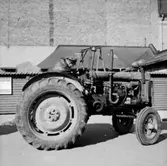 Traktor, en man.
Allmotor AB.