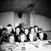 Rumsinteriör, grupp, högtid.
Thålin