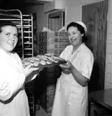 Konsum Bageriet, interiör, två kvinnor.