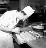 Konsum Bageriet, interiör, en man.