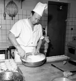 Konsum Bageriet, interiör, en man.