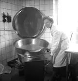 Konsum, restaurang Gyllingen, interiör från köket, en kvinna.