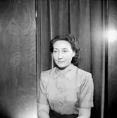 En kvinna.
Kläder från Jörnstedts damekipering.