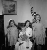 Rumsinteriör, familjegrupp fyra personer.Uno Rydberg