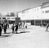 Skolbyggnad, lekande barn på skolgården.
Baronbackarna, Örebro.
Arkitekt Alm
Ekholm & White