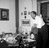 Rumsinteriör, en man.
Knutte Lööv på 50-årsdagen.