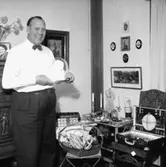 Rumsinteriör, en man.
Knutte Lööv på 50-årsdagen.