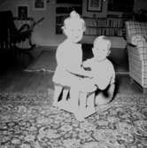 Rumsinteriör, två barn.Rassmussen