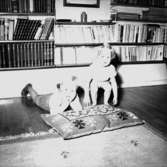 Rumsinteriör, två barn.Rassmussen