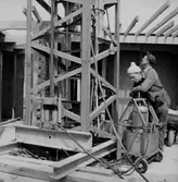 Byggnadsarbete, två män.
Örebro söder.